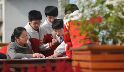 圖2：外國語數(shù)學金牌教練指導學生.png